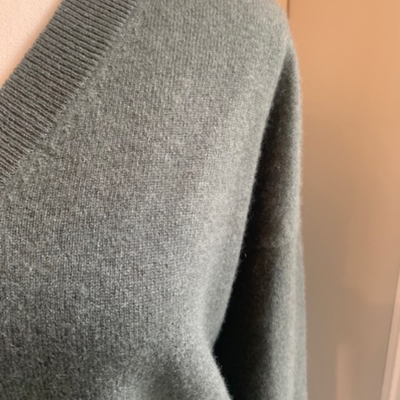 Massimo Dutti moss green cashmere V neck sweater NWT medium - Picture 10 of 10